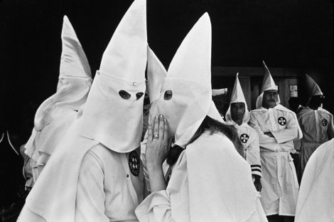 Ici, deux membres du Ku Klux Klan s'échangeant un secret à l'oreille. Ce qui avec les cagoules donne : "Mffggnnn frrrhggnn muiuuuhfn". On comprend mieux que la ligne du klan soit de ne pas essayer de comprendre autrui.
