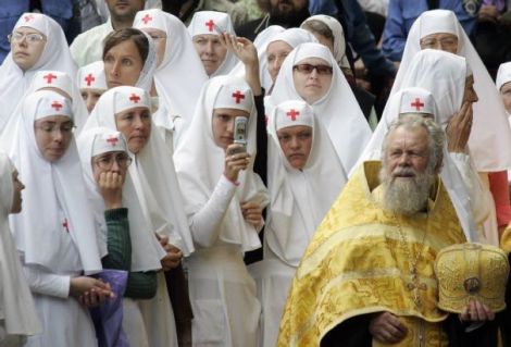 Et dès qu'il aura mis son chapeau, il va être lapidé à coups de sacs tellement elles voudront le mettre à côté de lui.