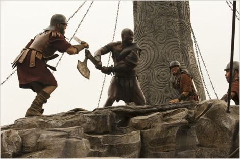 Tiens, mais d'ailleurs, à quoi est reliée la chaîne que l'on voit au poignet d'Atticus sur cette photo ? Ho, à rien : ça alors !