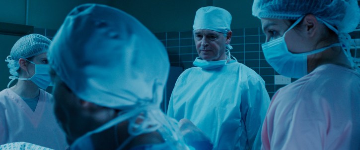 La scène où ils posent une sonde dans le cul d'autrui a été coupée et revendue à un autre film. 50 Shades of Grey, je crois. D'où le nom. JUPITER ASCENDING