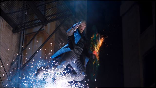 Notez toute la discrétion du bouclier, vert, jaune et rouge, pour se faire repérer à 3 kilomètres. 478087.jpg-r_640_600-b_1_D6D6D6-f_jpg-q_x-xxyxx