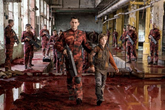 Je tiens à insister : il y a par terre de la poudre étrange, plus tôt dans le film, les mecs avaient des casques, mais maintenant, hmmm, c'est bon de sniffer de l'air toxique ! 360715.jpg-r_1280_720-f_jpg-q_x-xxyxx