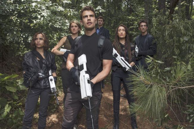 Tori, celle avec les rastas, regarde même complètement ailleurs. Sûrement le mec qui tenait le fond vert en face d'eux. 364727.jpg-r_1280_720-f_jpg-q_x-xxyxx