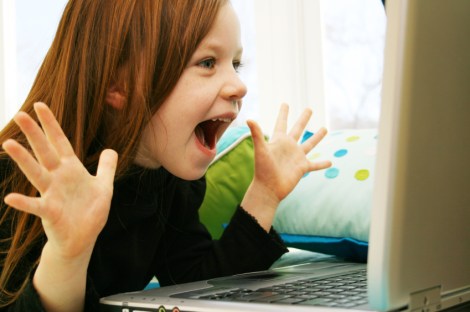 À partir de 7 ans, l'enfant fait la même tête, mais justement en constatant qu'il y a des adultes assez débiles pour faire ça.