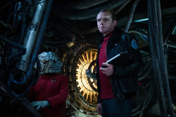 Scotty a téléporté le PC dans le cœur d'un soleil, dans le doute. J'aurais fait la même chose. Left to right: Deep Roy plays Keenser and Simon Pegg plays Scotty in Star Trek Beyond from Paramount Pictures, Skydance, Bad Robot, Sneaky Shark and Perfect Storm Entertainment
