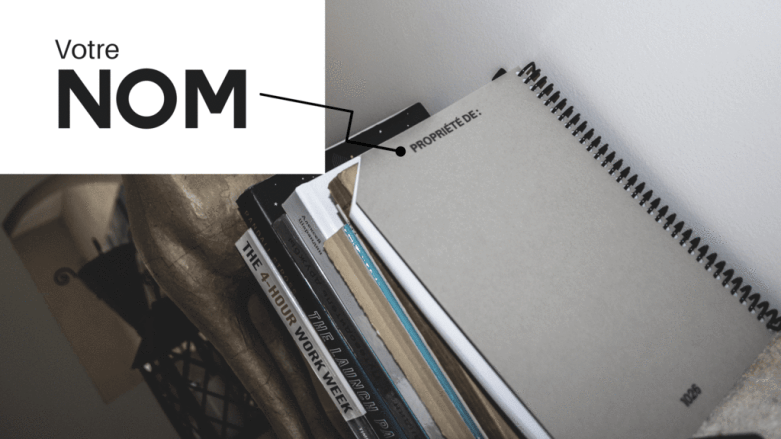 On dirait limite un journal intime à ce stade, avec propriété de Jacqueline, interdit de lire, écrit juste au-dessus d'un sticker de poney