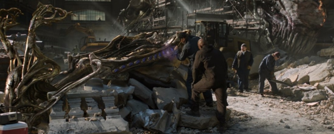 Notez aussi les tenues de travail adaptées à une menace extra-terrestre.