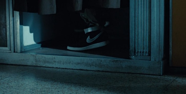 Je n'ai pas zoomé, soit dit en passant : ceci est un plan complet juste sur les chaussures. Subtil.