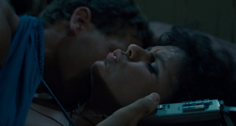 Personnellement, je suis sûr qu'elle écoute Axolot pour au moins s'instruire pendant ce temps.