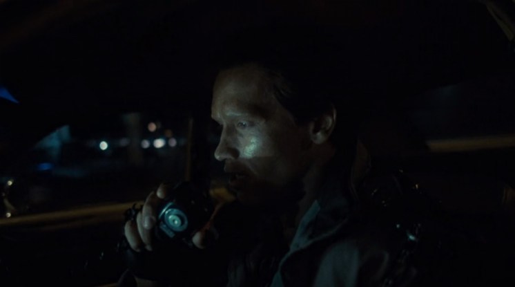 Le Terminator a gagné en talents d'imitateur, mais a perdu ses sourcils d'ans l'affaire.