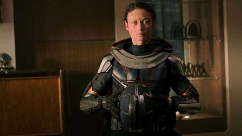 Task Master qui comme toutes les femmes du film, n'est pas capable d'être méchante ; seul un homme peut la rendre vilaine.